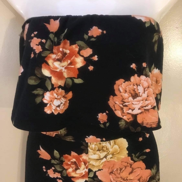 Heart hips brand size small floral romper - Picture 3 of 4